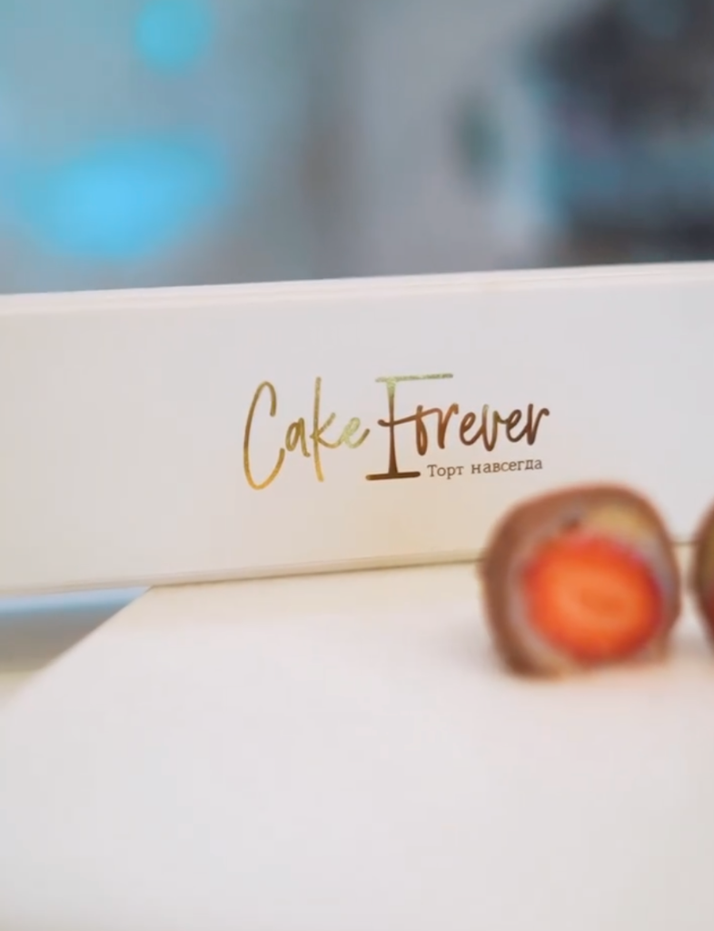 Bombom de Morango Fresco em corte detalhado Cake Forever