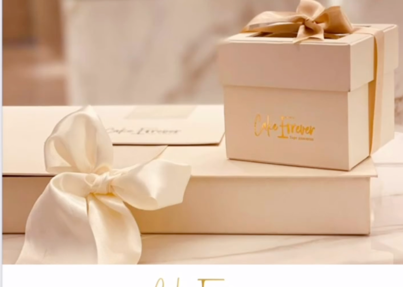 Caixas Champagne Cake Forever com laços de seda